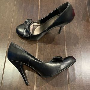 Black heels with bow